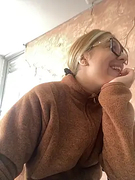 Miabonnett  online show from November 3, 2025, 12:06 pm