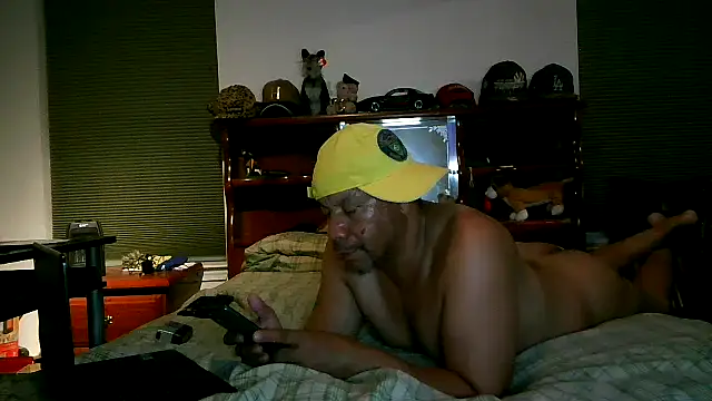 Snapshot of pimpdaddy4ever chatting on May 14, 2026, 3:35 am pimpdaddy4ever online show from May 14, 2026, 3:35 am