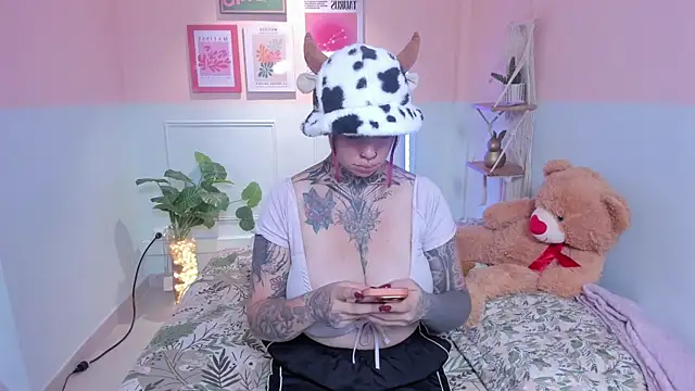 ViolettaBaker  online show from November 23, 2025, 3:34 pm