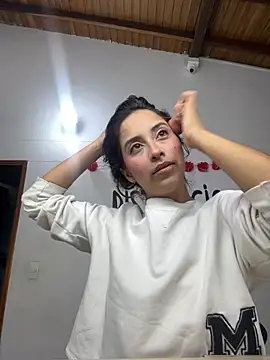 little-Emma online show from September 19, 2025, 2:46 am