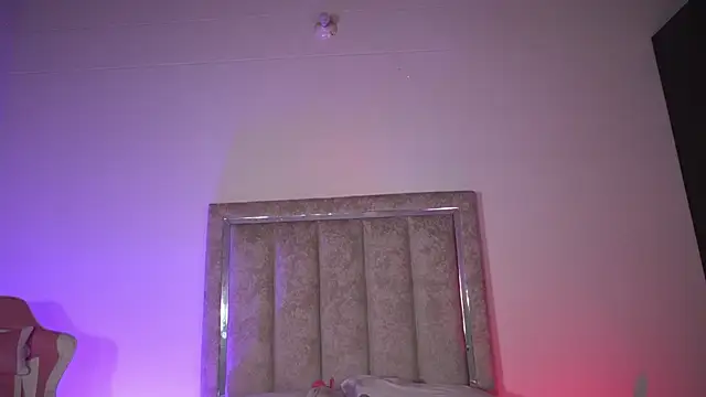 little-Emma online show from April 18, 2026, 11:27 pm