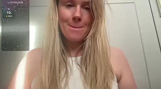 redheadrosie69 online show from March 4, 2025, 9:40 am