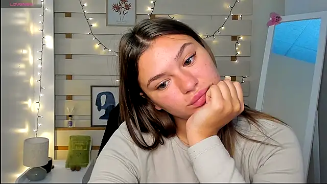 Josephine Kiss online show from October 4, 2025, 12:47 pm