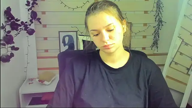 Josephine Kiss online show from April 17, 2026, 7:33 am