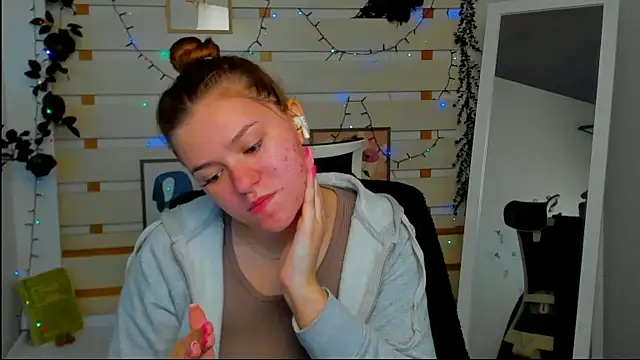 Josephine Kiss online show from April 25, 2026, 7:00 am