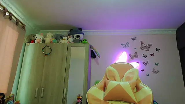 caroline jonson online show from April 21, 2026, 2:12 pm