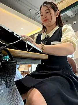 Emily 9xx online show from November 30, 2025, 5:33 am