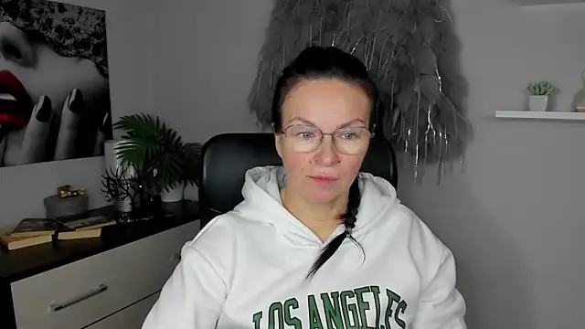 HelenLuxx online show from January 27, 2025, 6:41 am