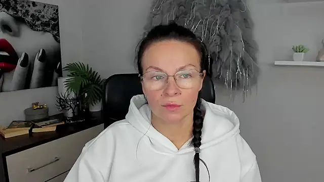 HelenLuxx online show from January 27, 2025, 10:06 am