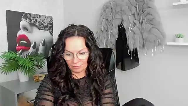 HelenLuxx online show from February 6, 2025, 1:43 pm