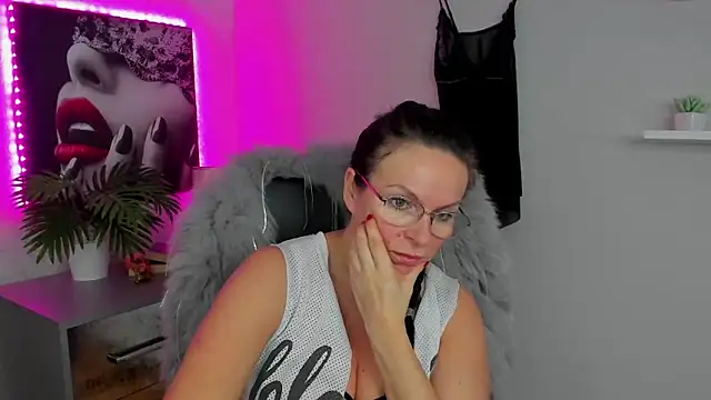 HelenLuxx online show from February 13, 2025, 12:43 pm