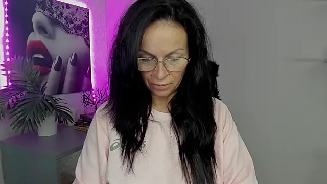 HelenLuxx online show from September 18, 2025, 5:42 am