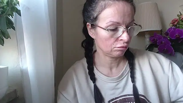 HelenLuxx online show from November 7, 2025, 7:19 am