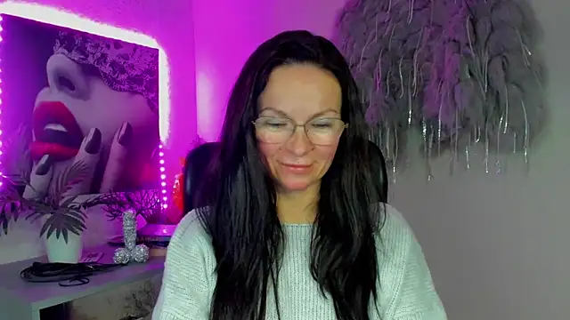 HelenLuxx online show from January 19, 2026, 2:54 pm