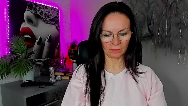 HelenLuxx online show from April 21, 2026, 4:12 pm