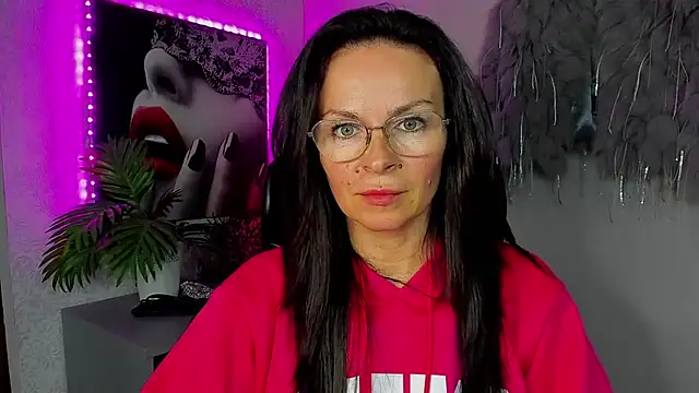 Snapshot of HelenLuxx chatting on April 22, 2026, 5:25 pm HelenLuxx online show from April 22, 2026, 5:25 pm