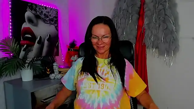 Snapshot of HelenLuxx chatting on June 2, 2026, 4:20 pm HelenLuxx online show from June 2, 2026, 4:20 pm