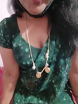 Snapshot of louise92 chatting on July 6, 2026, 8:22 am louise92 online show from July 6, 2026, 8:22 am