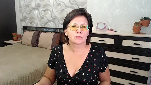 VitaCharm online show from December 6, 2024, 7:45 pm