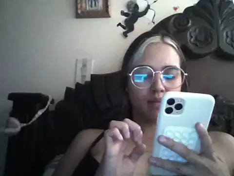 trianabell online show from February 5, 2025, 4:03 pm