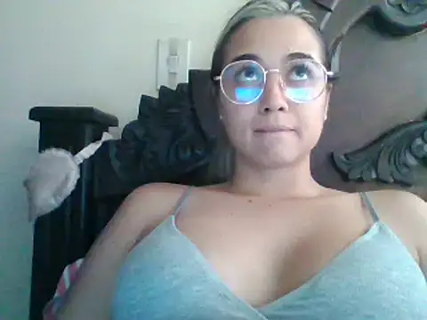 trianabell online show from February 10, 2025, 5:19 pm