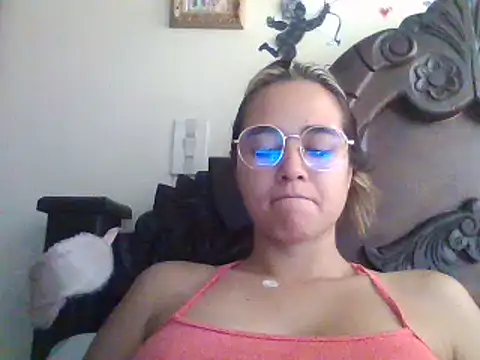 trianabell online show from March 17, 2025, 4:33 pm