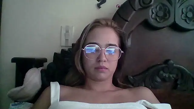 trianabell online show from October 3, 2025, 4:48 pm