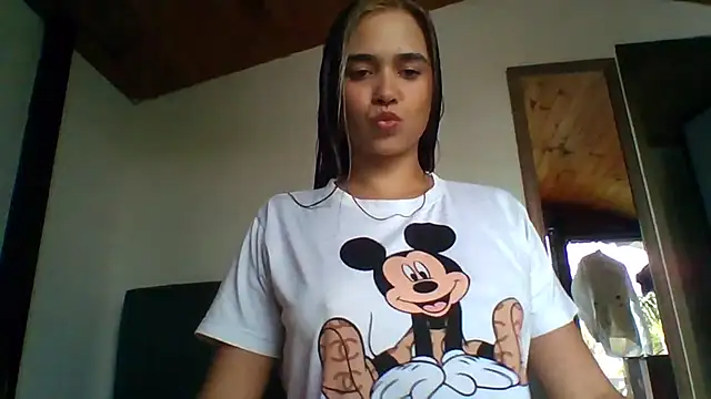 trianabell online show from December 4, 2025, 6:49 pm