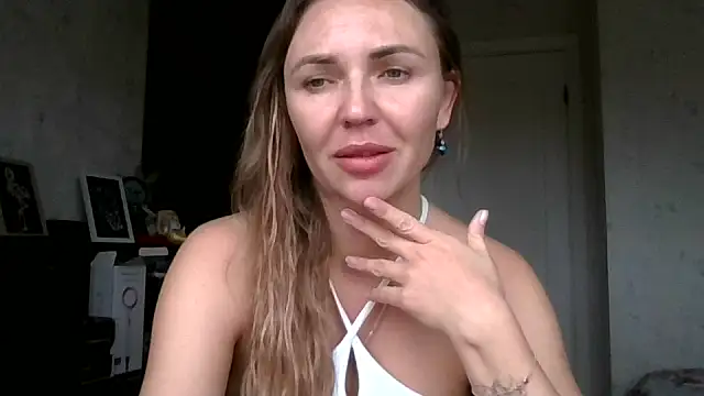 AngelinaLove28 online show from October 25, 2025, 7:38 am