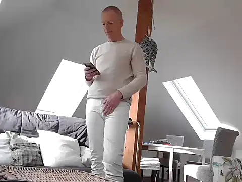 Snapshot of maxmueller321 chatting on March 1, 2026, 9:00 am maxmueller321 online show from March 1, 2026, 9:00 am