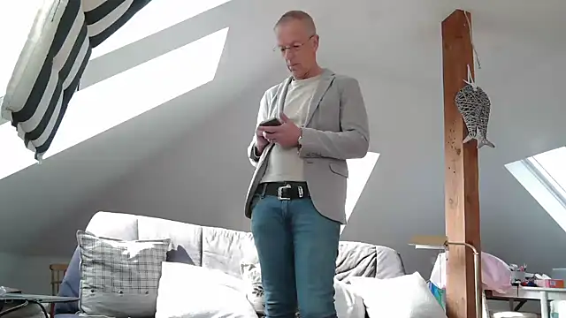 Snapshot of maxmueller321 chatting on March 23, 2026, 9:02 am maxmueller321 online show from March 23, 2026, 9:02 am