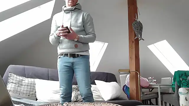 Snapshot of maxmueller321 chatting on April 1, 2026, 8:04 am maxmueller321 online show from April 1, 2026, 8:04 am