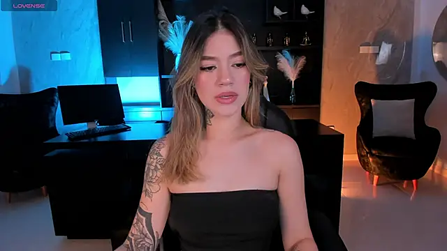 ViolettHansson online show from September 30, 2025, 5:51 pm