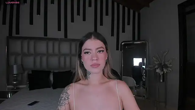 ViolettHansson online show from November 5, 2025, 6:52 pm