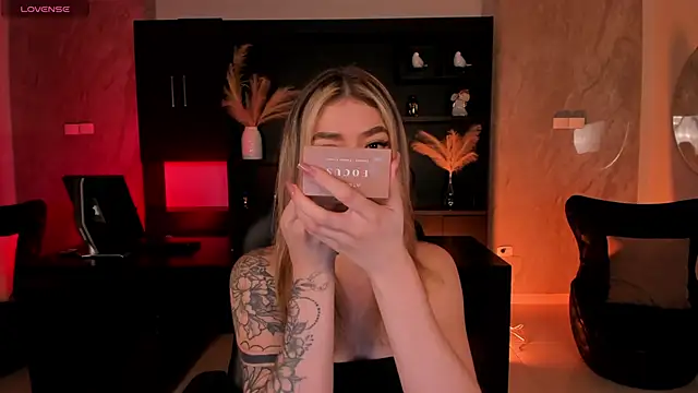 ViolettHansson online show from November 27, 2025, 6:54 pm