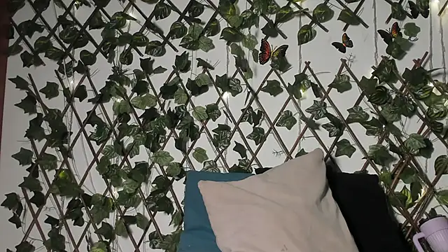 CoralineSanchez online show from October 18, 2025, 3:31 am