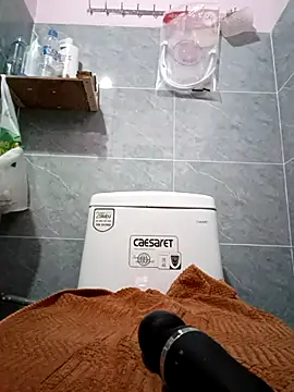 M yiyi online show from March 4, 2025, 5:34 pm