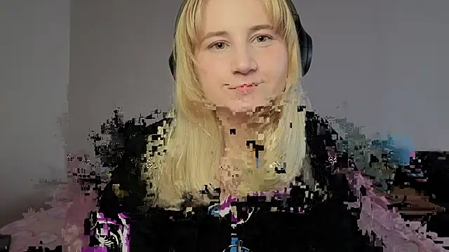 Snapshot of Glitch_Witch chatting on June 17, 2026, 10:21 pm Glitch Witch online show from June 17, 2026, 10:21 pm