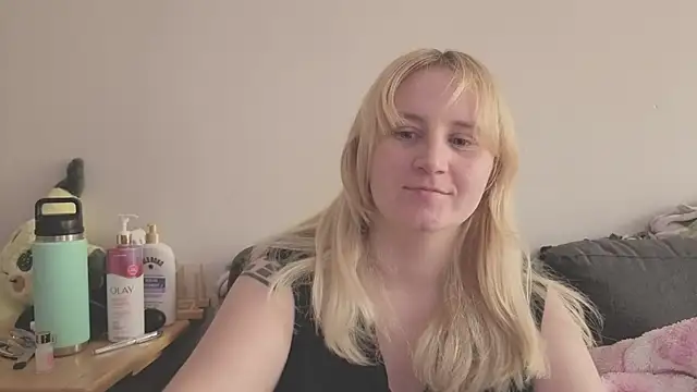 Snapshot of Glitch_Witch chatting on July 16, 2026, 2:01 pm Glitch Witch online show from July 16, 2026, 2:01 pm