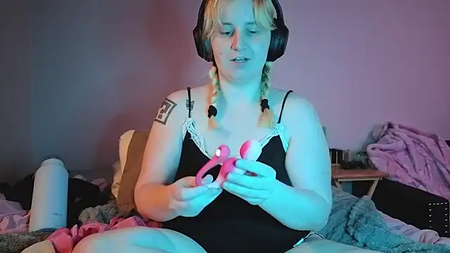 Snapshot of Glitch_Witch chatting on July 25, 2026, 5:05 am Glitch Witch online show from July 25, 2026, 5:05 am