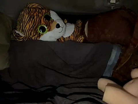 SlimeCrownzOut5 online show from November 17, 2025, 4:18 am