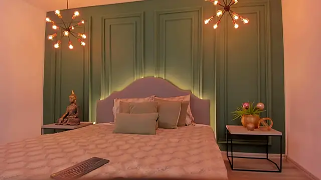 IrisBaker online show from December 15, 2024, 5:20 pm