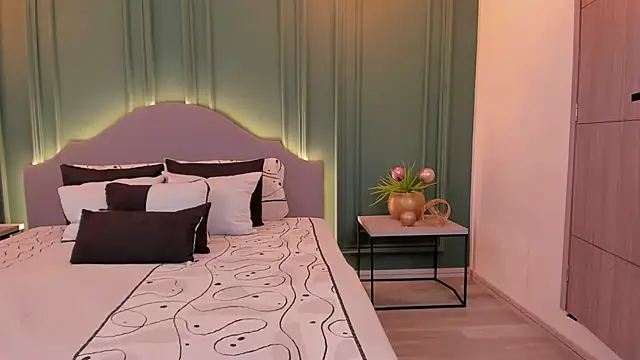 IrisBaker online show from December 22, 2024, 5:42 pm