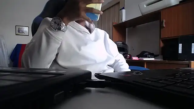 Snapshot of yohatinelly07 chatting on December 2, 2025, 9:10 pm yohatinelly07 online show from December 2, 2025, 9:10 pm