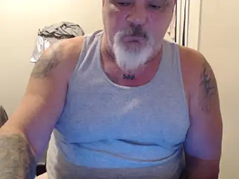 Newfiesausage1972 online show from January 28, 2025, 5:46 pm