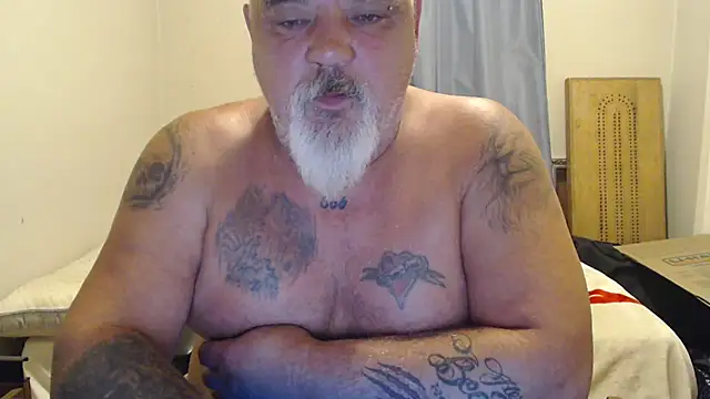 Newfiesausage1972 online show from September 22, 2025, 12:29 pm