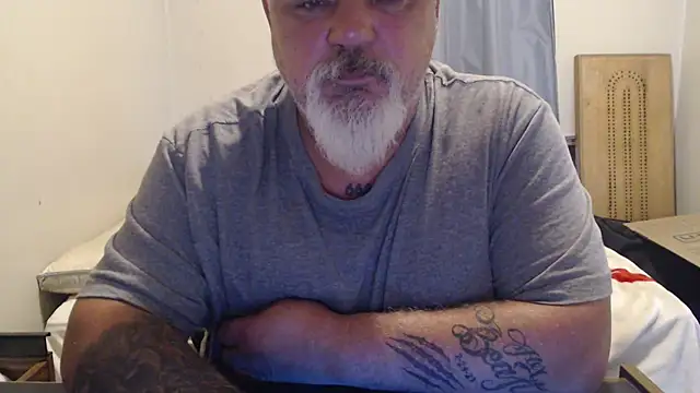 Newfiesausage1972 online show from September 25, 2025, 2:32 pm