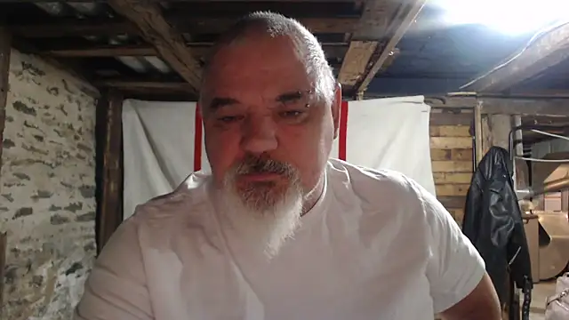 Newfiesausage1972 online show from November 15, 2025, 11:18 am