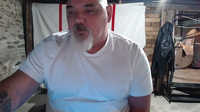 Newfiesausage1972 online show from November 26, 2025, 10:05 am