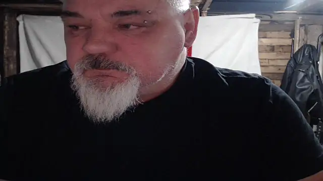 Newfiesausage1972 online show from December 21, 2025, 12:34 pm